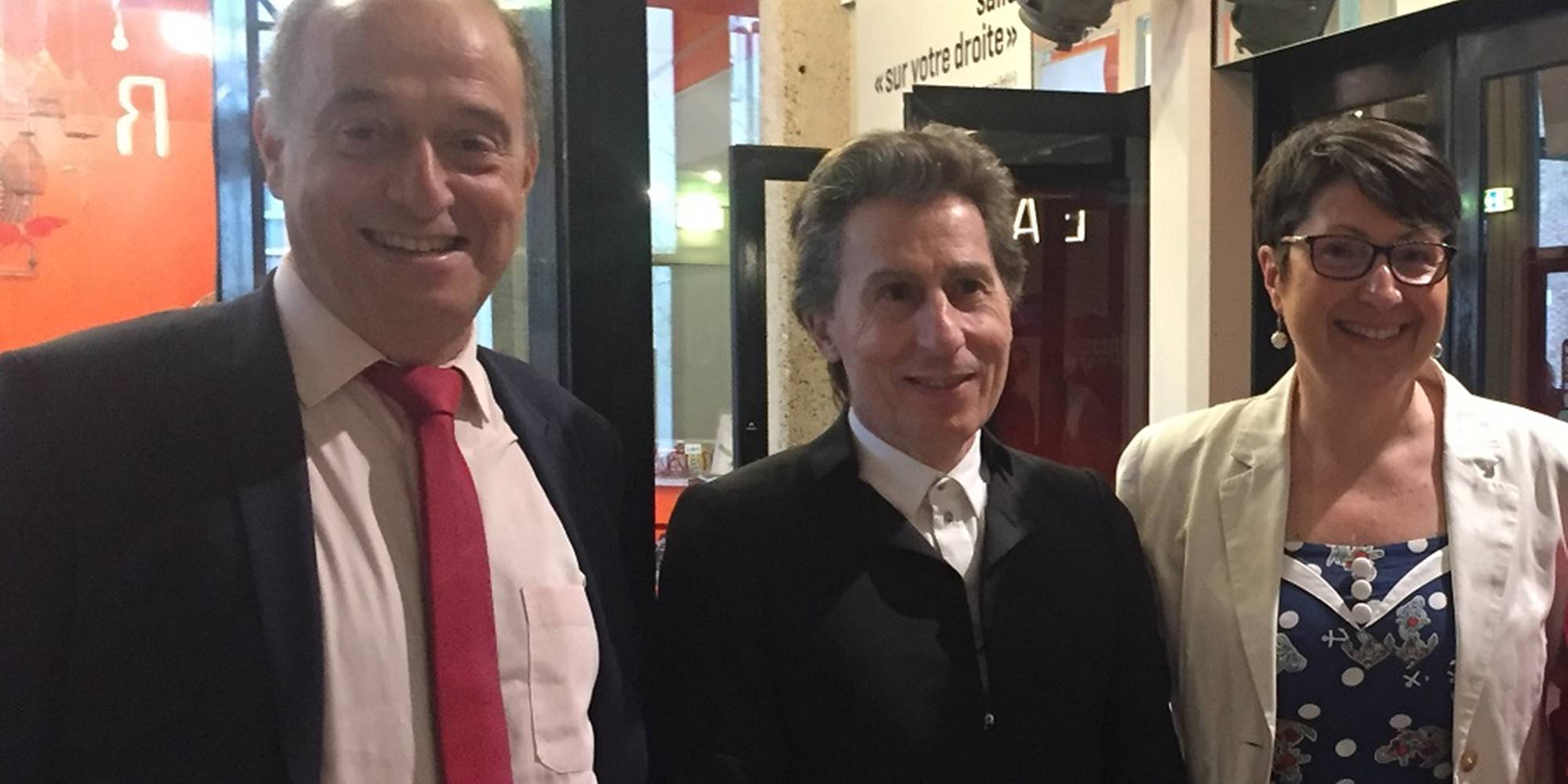 Alain Bensoussan entouré de Hubert Chemla, PDG de Wolters Kluwer France et Isabelle Bussel, DG